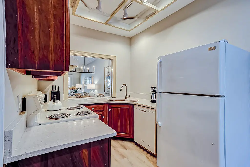 Hilton Head Island townhome with private patio, grill, seasonal pool, & golf