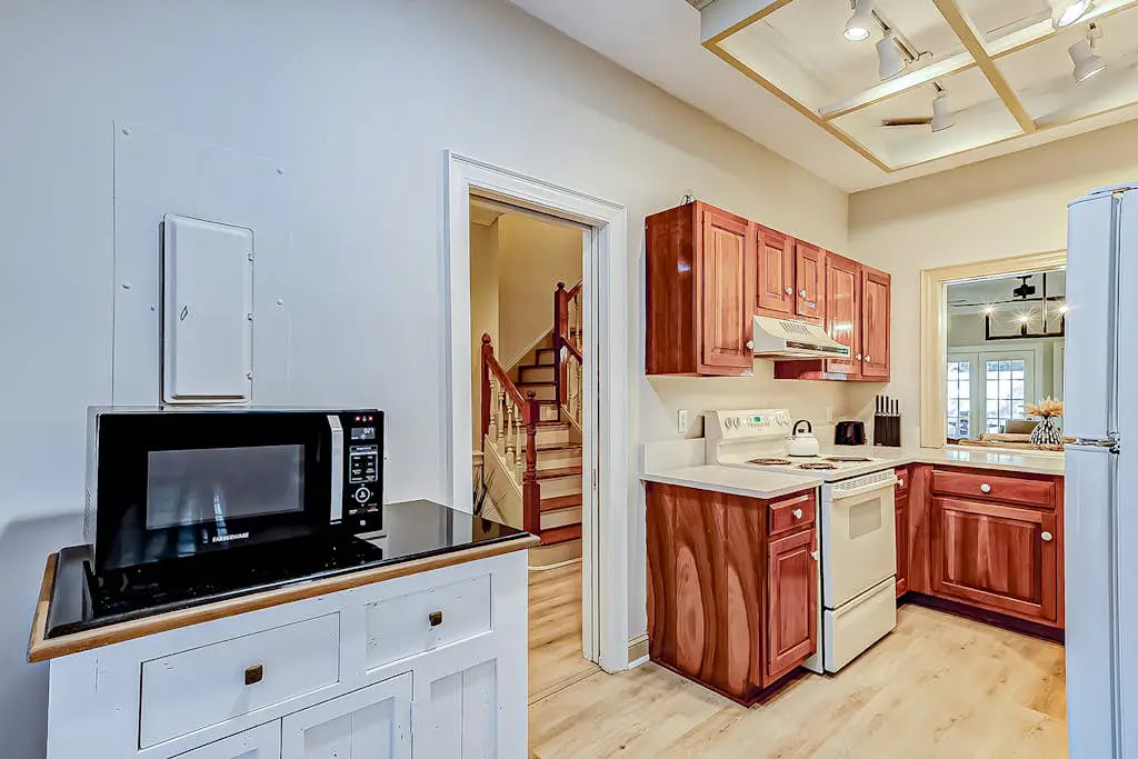 Hilton Head Island townhome with private patio, grill, seasonal pool, & golf