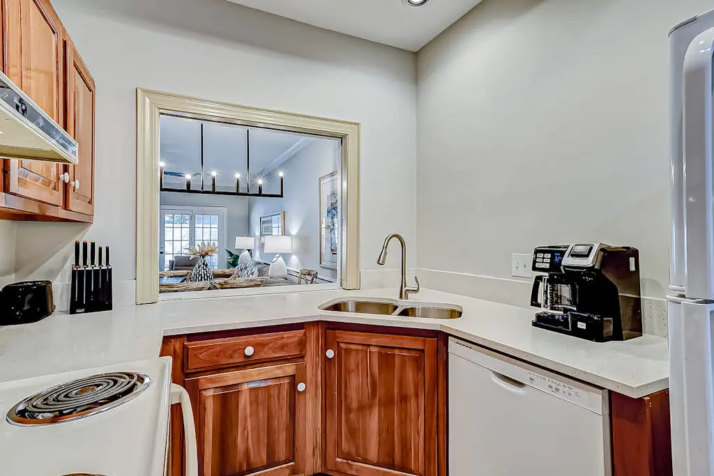 Hilton Head Island townhome with private patio, grill, seasonal pool, & golf