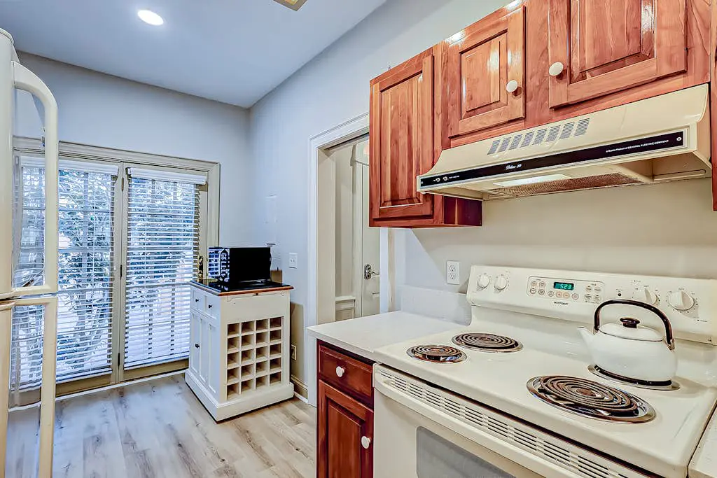 Hilton Head Island townhome with private patio, grill, seasonal pool, & golf