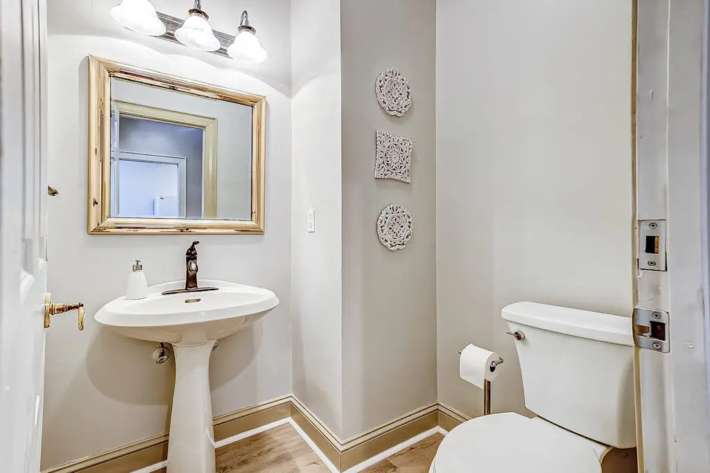 Hilton Head Island townhome with private patio, grill, seasonal pool, & golf