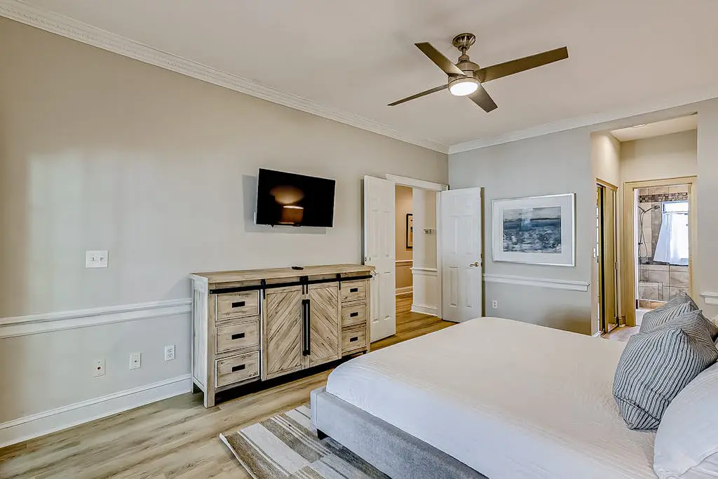 Hilton Head Island townhome with private patio, grill, seasonal pool, & golf