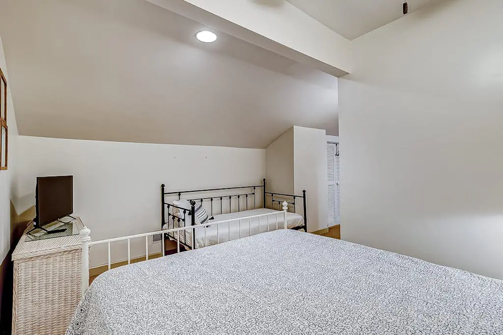 Hilton Head Island townhome with private patio, grill, seasonal pool, & golf