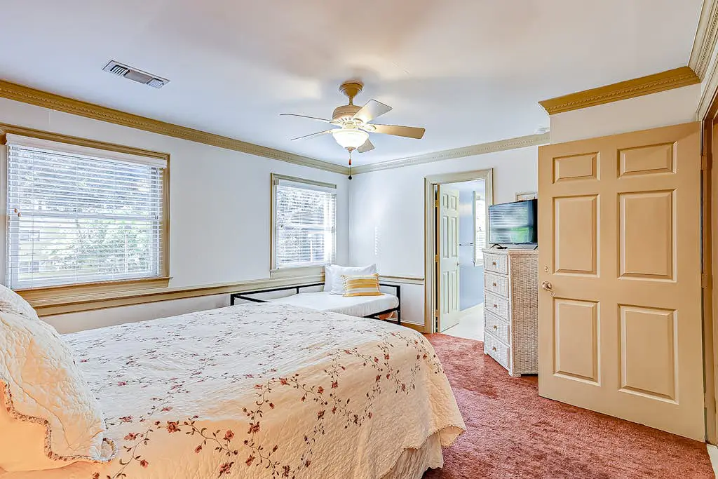 Hilton Head Island townhome with private patio, grill, seasonal pool, & golf