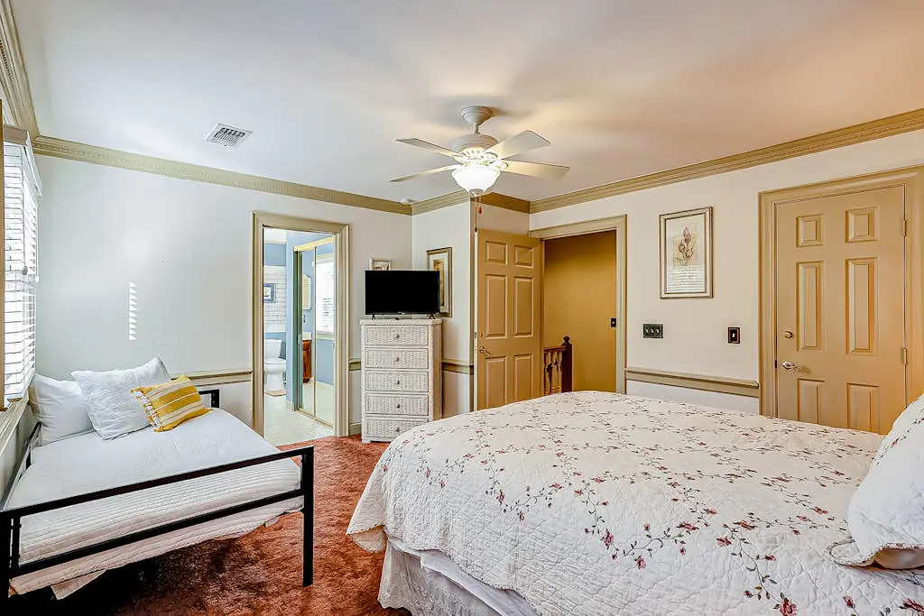 Hilton Head Island townhome with private patio, grill, seasonal pool, & golf