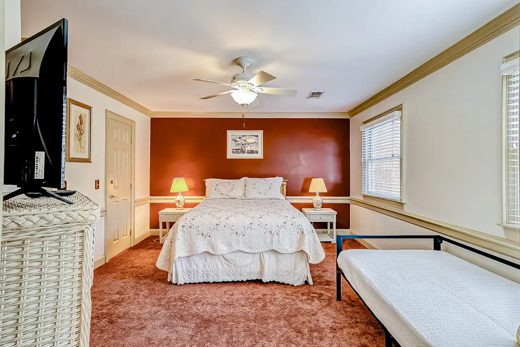 Hilton Head Island townhome with private patio, grill, seasonal pool, & golf