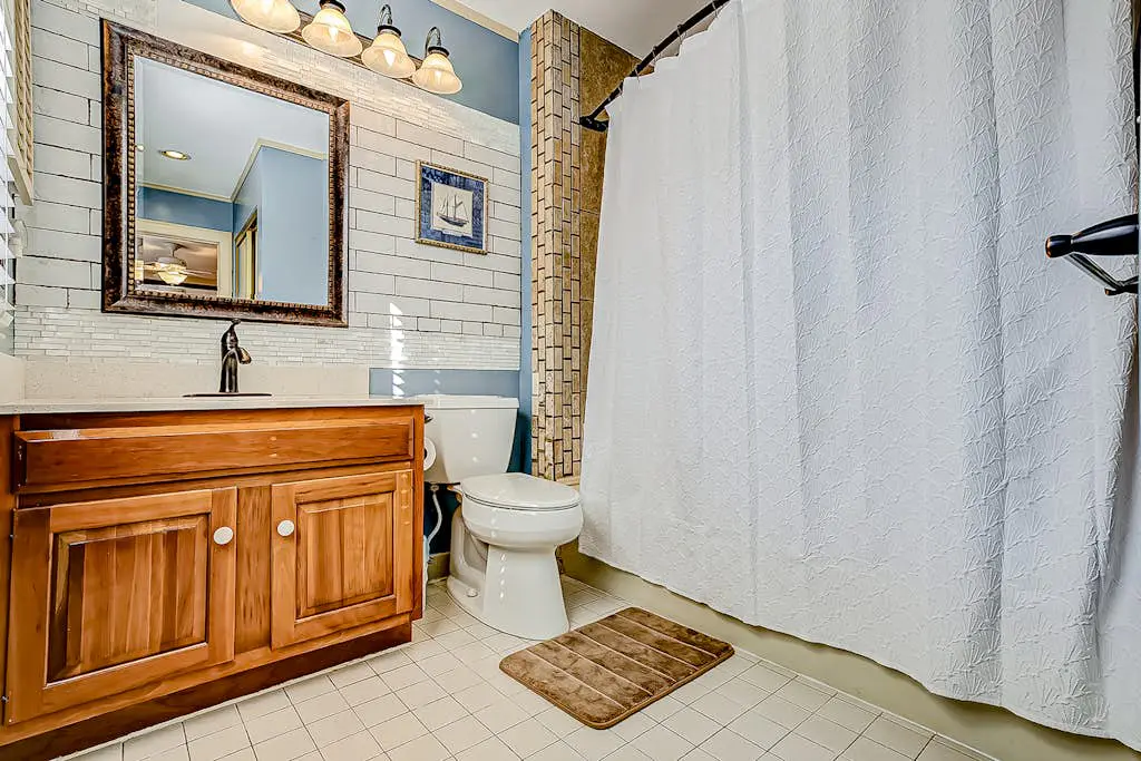 Hilton Head Island townhome with private patio, grill, seasonal pool, & golf