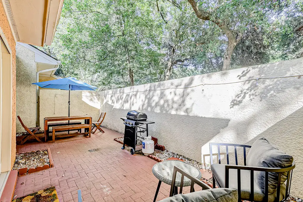 Hilton Head Island townhome with private patio, grill, seasonal pool, & golf