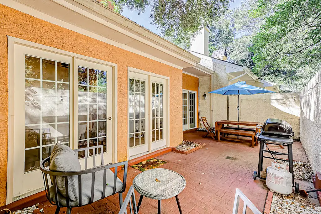 Hilton Head Island townhome with private patio, grill, seasonal pool, & golf