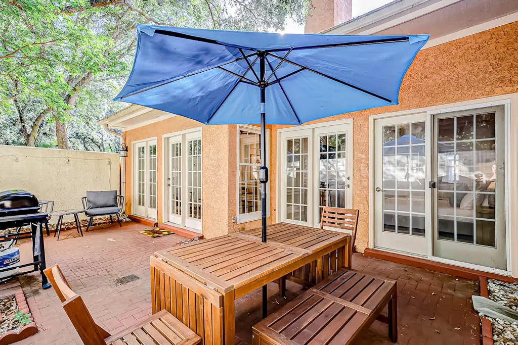 Hilton Head Island townhome with private patio, grill, seasonal pool, & golf