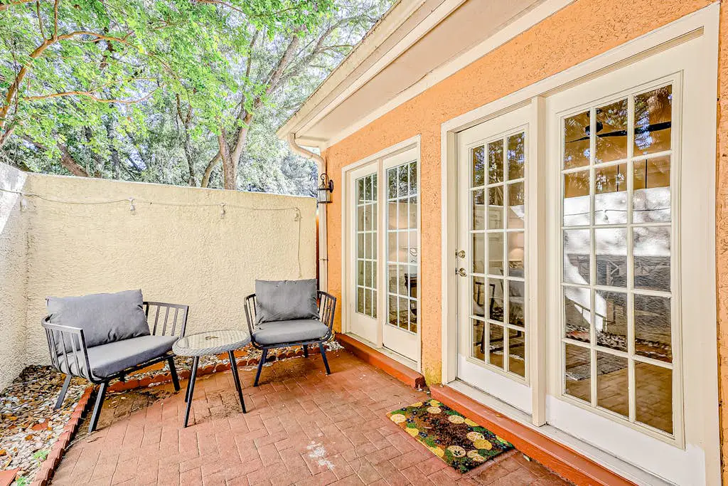 Hilton Head Island townhome with private patio, grill, seasonal pool, & golf