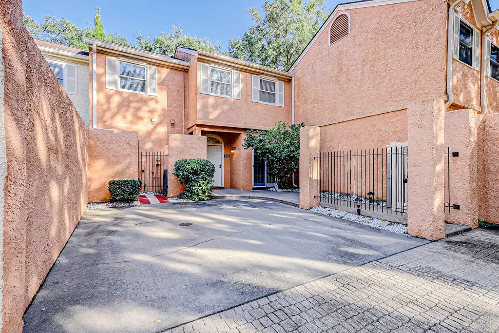 Hilton Head Island townhome with private patio, grill, seasonal pool, & golf