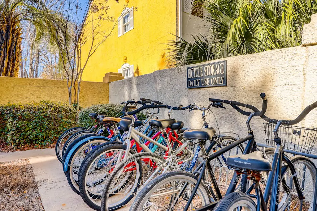 Hilton Head Island townhome with private patio, grill, seasonal pool, & golf