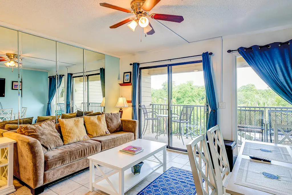 Dreamy island condo with balcony, shared pool, tennis, free WiFi & central AC
