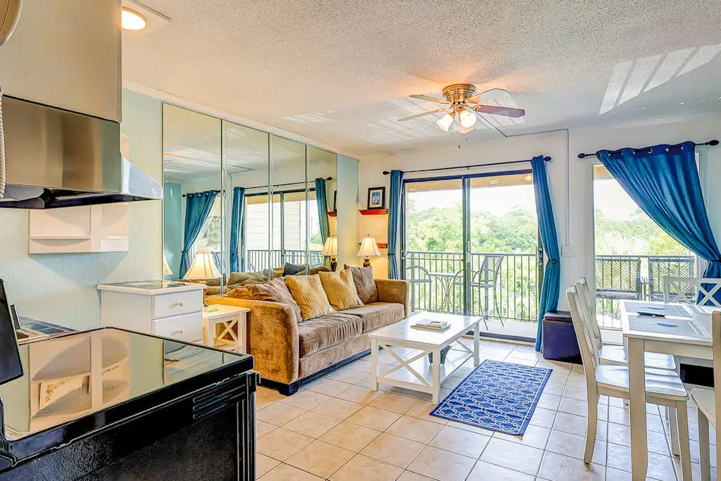 Dreamy island condo with balcony, shared pool, tennis, free WiFi & central AC