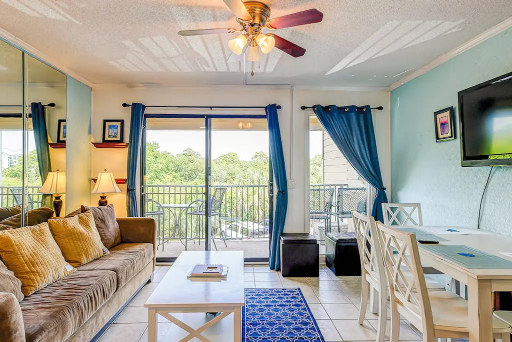 Dreamy island condo with balcony, shared pool, tennis, free WiFi & central AC