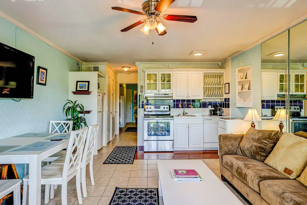 Dreamy island condo with balcony, shared pool, tennis, free WiFi & central AC