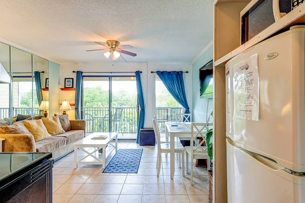 Dreamy island condo with balcony, shared pool, tennis, free WiFi & central AC