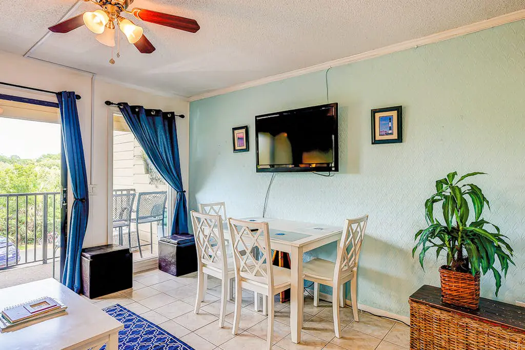 Dreamy island condo with balcony, shared pool, tennis, free WiFi & central AC