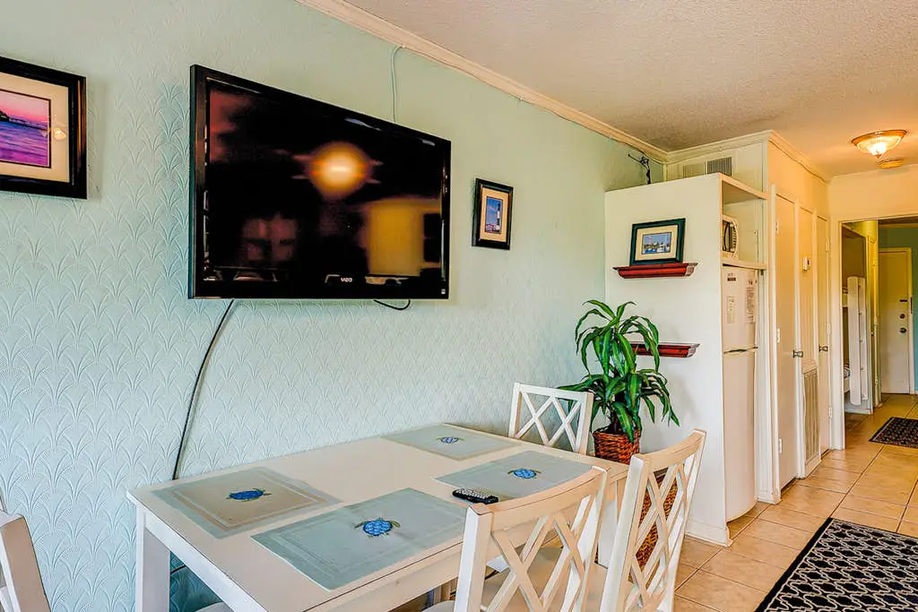 Dreamy island condo with balcony, shared pool, tennis, free WiFi & central AC