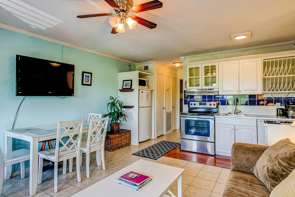 Dreamy island condo with balcony, shared pool, tennis, free WiFi & central AC