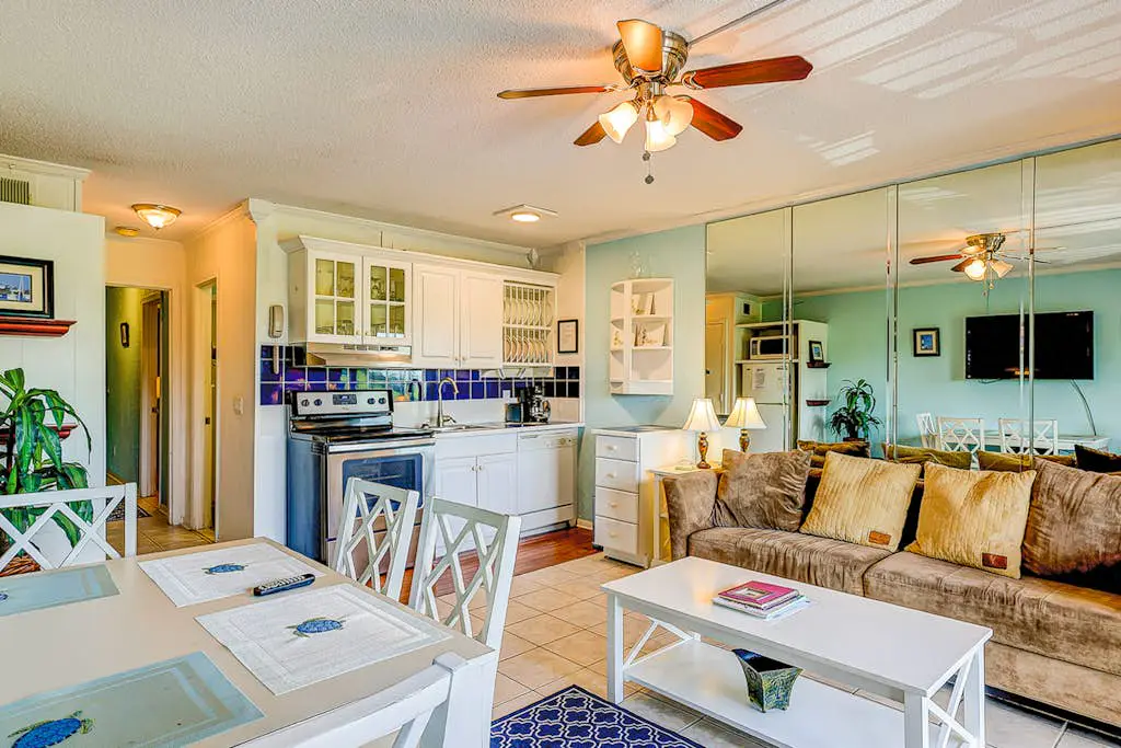 Dreamy island condo with balcony, shared pool, tennis, free WiFi & central AC