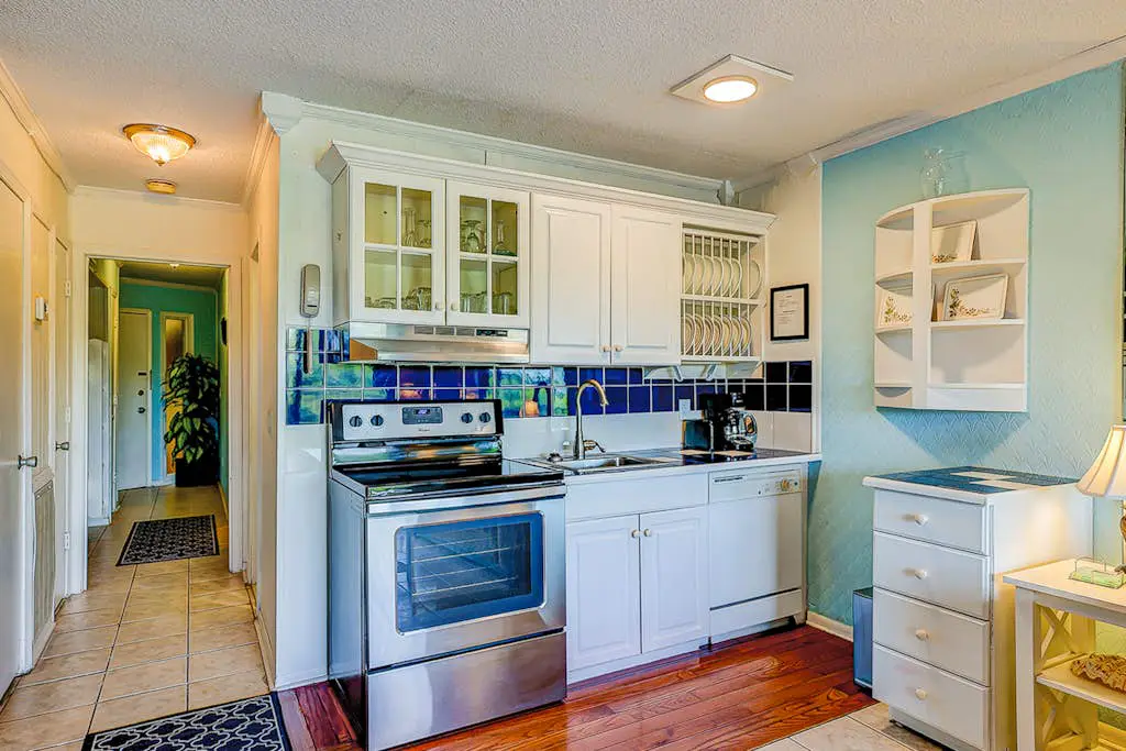 Dreamy island condo with balcony, shared pool, tennis, free WiFi & central AC