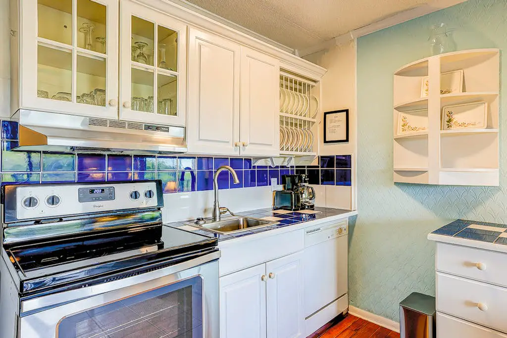 Dreamy island condo with balcony, shared pool, tennis, free WiFi & central AC