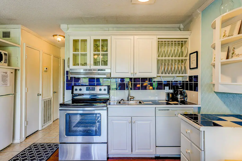 Dreamy island condo with balcony, shared pool, tennis, free WiFi & central AC