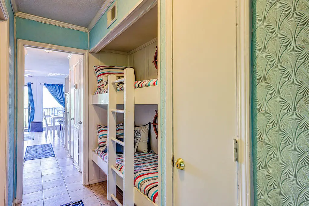 Dreamy island condo with balcony, shared pool, tennis, free WiFi & central AC