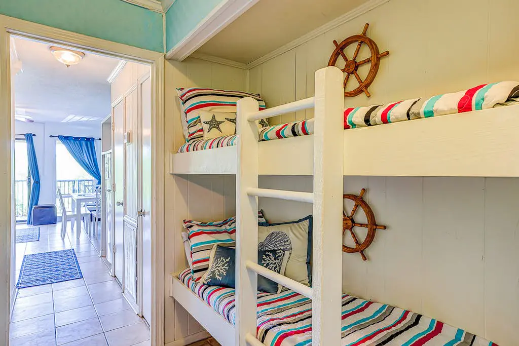 Dreamy island condo with balcony, shared pool, tennis, free WiFi & central AC