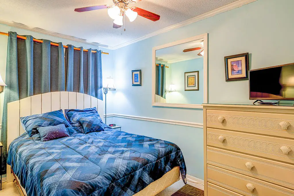 Dreamy island condo with balcony, shared pool, tennis, free WiFi & central AC