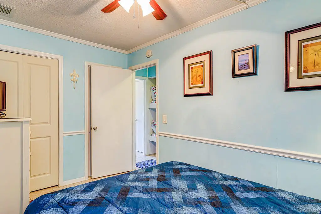 Dreamy island condo with balcony, shared pool, tennis, free WiFi & central AC