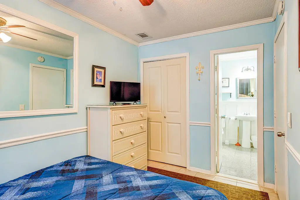 Dreamy island condo with balcony, shared pool, tennis, free WiFi & central AC