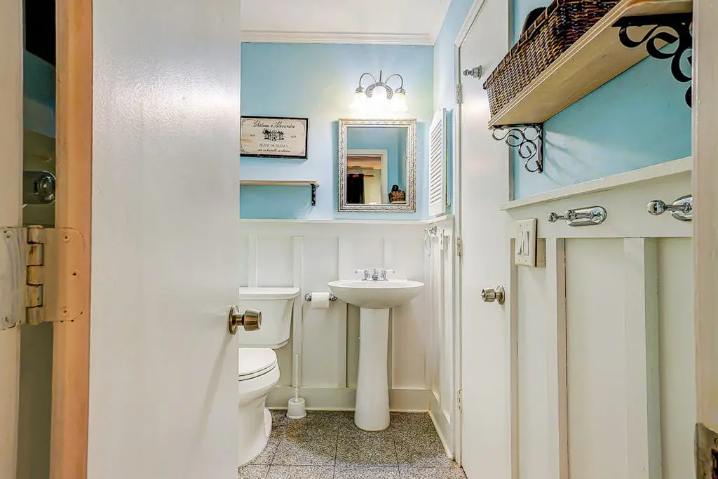 Dreamy island condo with balcony, shared pool, tennis, free WiFi & central AC