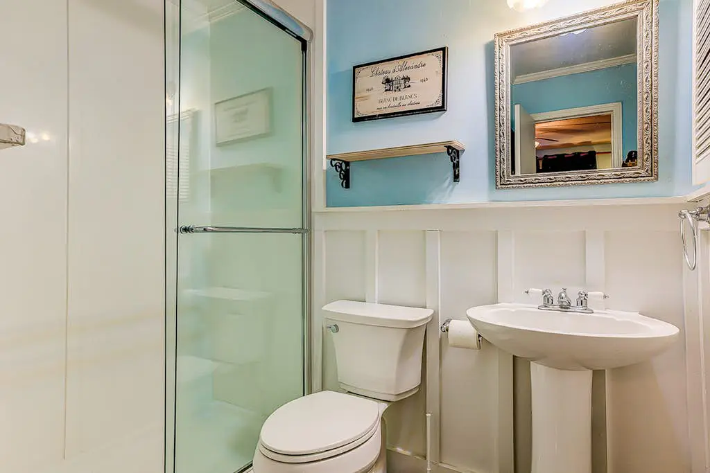 Dreamy island condo with balcony, shared pool, tennis, free WiFi & central AC