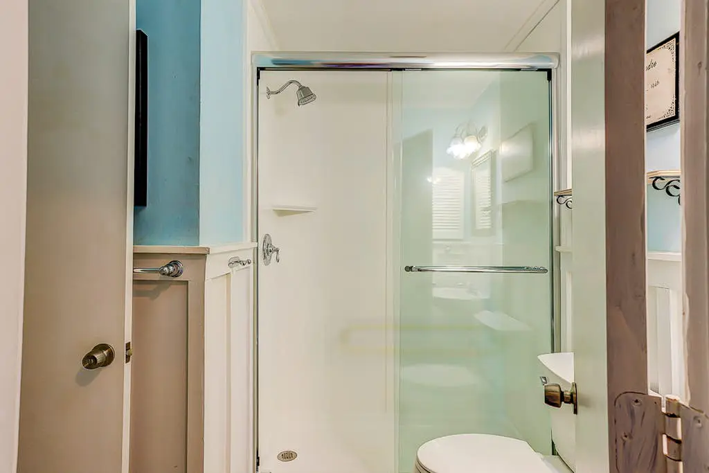 Dreamy island condo with balcony, shared pool, tennis, free WiFi & central AC