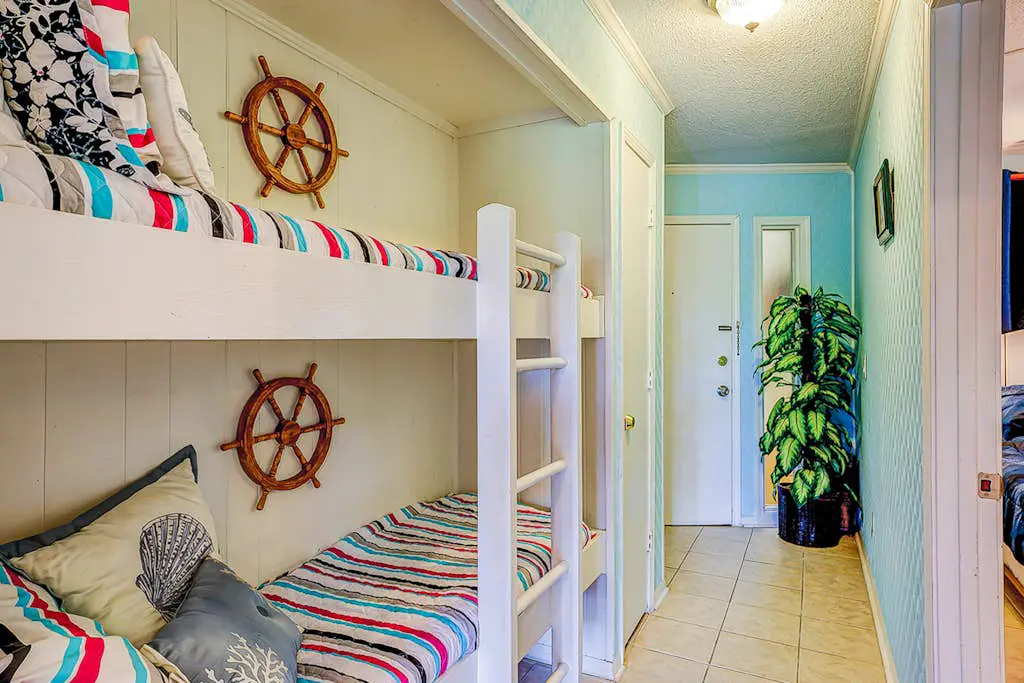 Dreamy island condo with balcony, shared pool, tennis, free WiFi & central AC