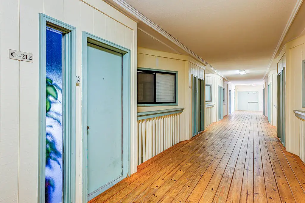 Dreamy island condo with balcony, shared pool, tennis, free WiFi & central AC