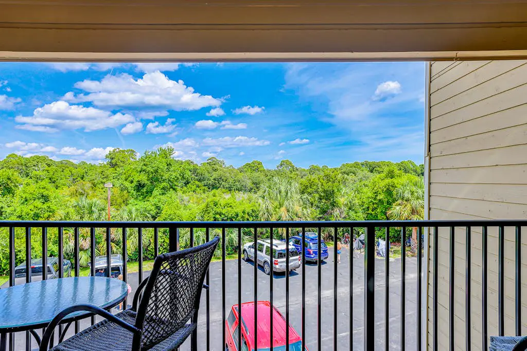 Dreamy island condo with balcony, shared pool, tennis, free WiFi & central AC