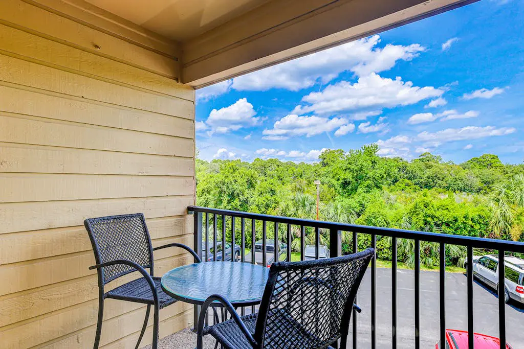 Dreamy island condo with balcony, shared pool, tennis, free WiFi & central AC