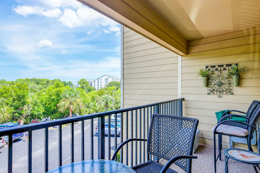 Dreamy island condo with balcony, shared pool, tennis, free WiFi & central AC