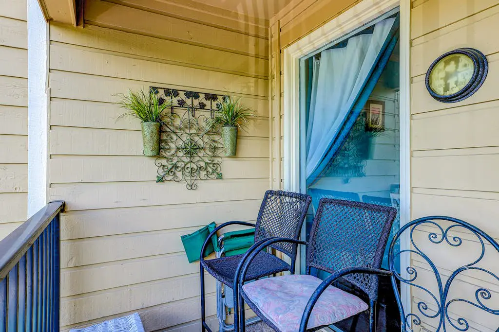 Dreamy island condo with balcony, shared pool, tennis, free WiFi & central AC