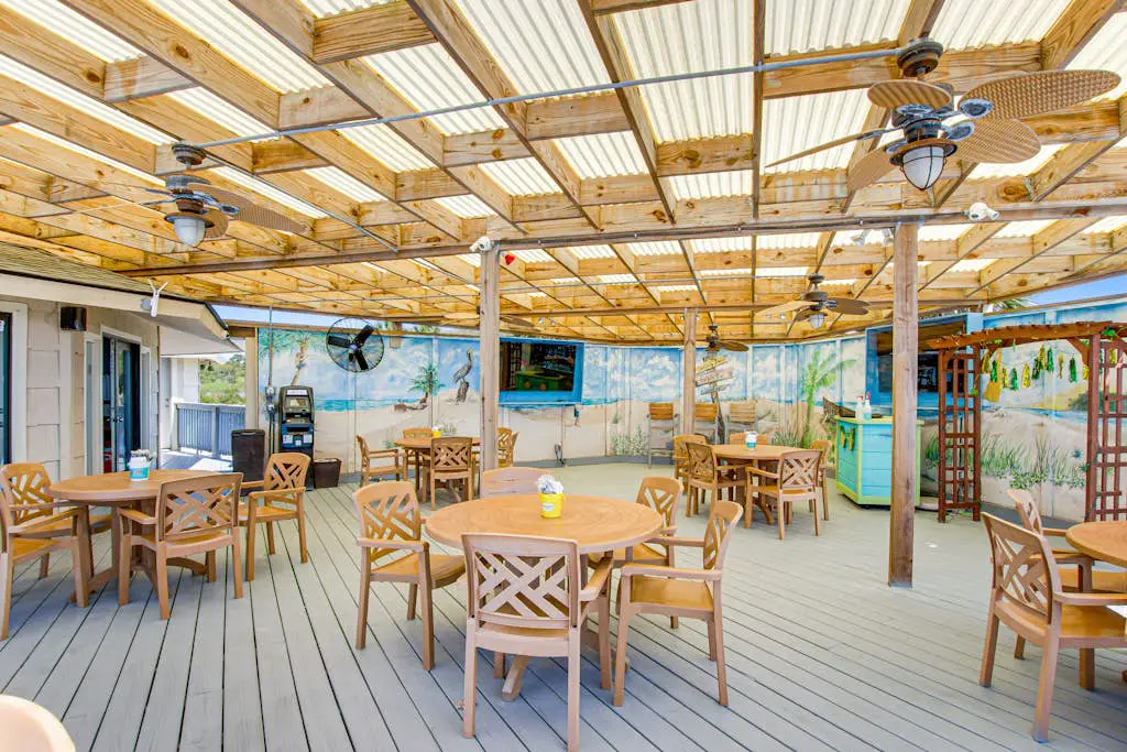 Dreamy island condo with balcony, shared pool, tennis, free WiFi & central AC