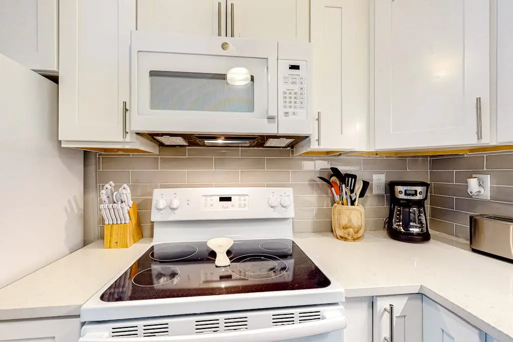 Vibrant condo with tennis courts, pool, W/D, gas grill, balcony, & playground