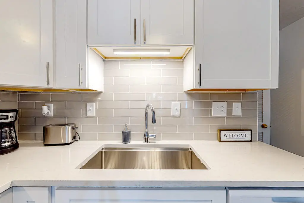 Vibrant condo with tennis courts, pool, W/D, gas grill, balcony, & playground