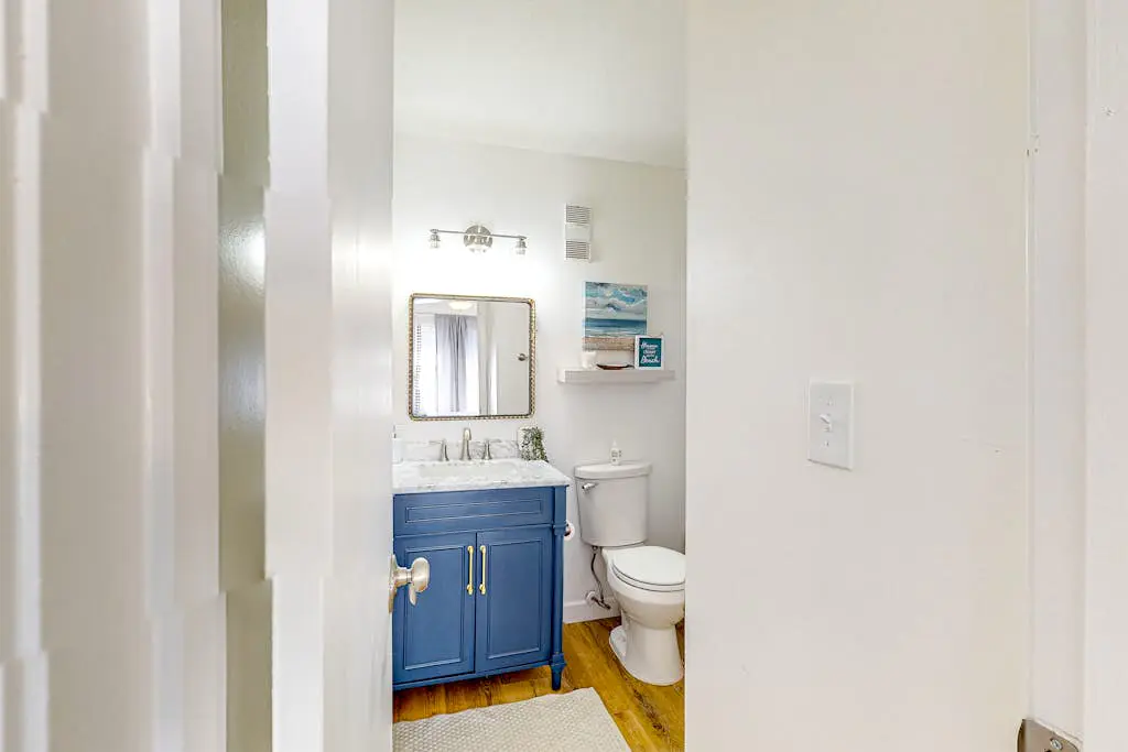 Vibrant condo with tennis courts, pool, W/D, gas grill, balcony, & playground