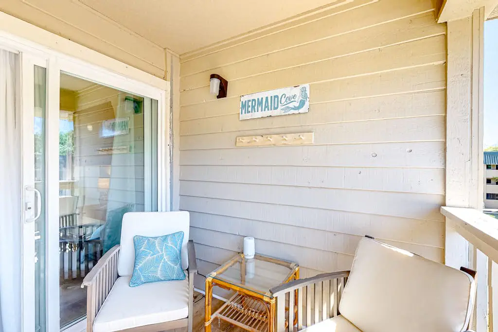 Vibrant condo with tennis courts, pool, W/D, gas grill, balcony, & playground