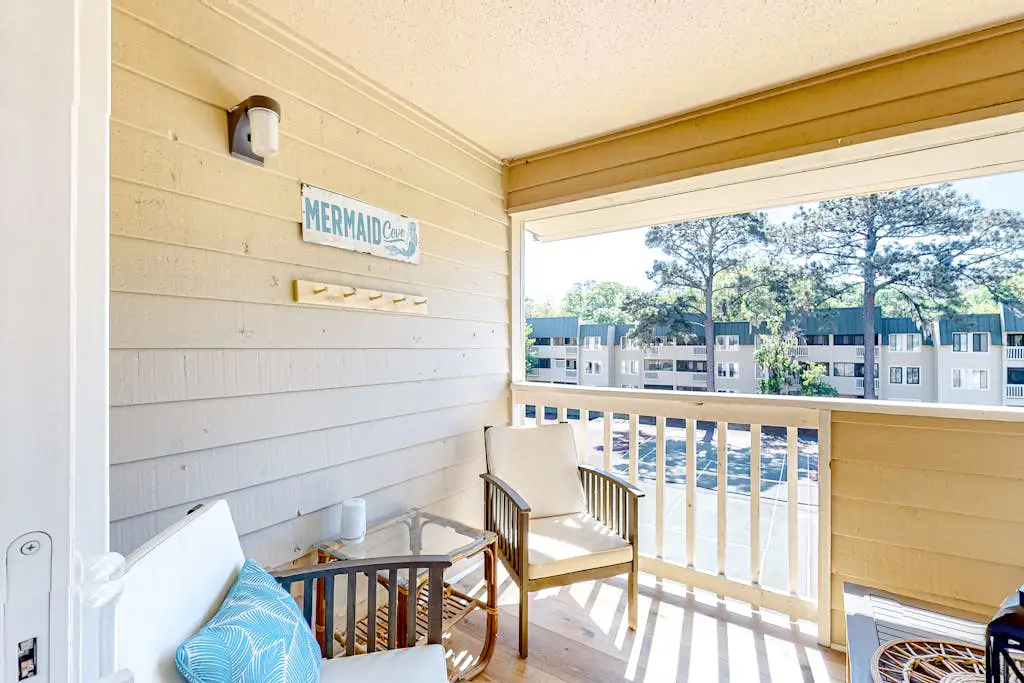 Vibrant condo with tennis courts, pool, W/D, gas grill, balcony, & playground