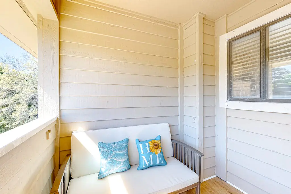 Vibrant condo with tennis courts, pool, W/D, gas grill, balcony, & playground
